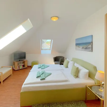 Maria Gabriele Karlstrasse 6b 12 *